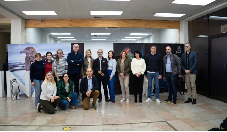 Delegación del Parlamento Europeo visita el Instituto Antártico Chileno para fortalecer la cooperación científica y ambiental
